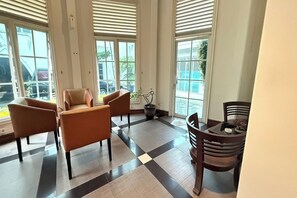 Lobby sitting area - Madina inn Hotel & Hostel Yogyakarta (Yogyakarta)