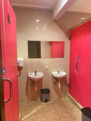 Douche, articles de toilette gratuits, serviettes fournies, savon