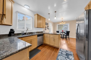 Private kitchen - Perfect 3-bedroom house in Oakland for a relaxing stay (Oakland)