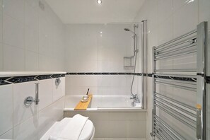 Haartrockner, Bidet, Handtücher, Seife