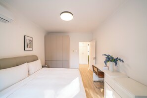 Apartamento superior, 2 quartos, sacada, vista para a cidade | Escrivaninha, espaço de trabalho para notebook, Wi-Fi de cortesia