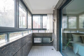 Desk, laptop workspace, free WiFi - Tyms Tianshan 2BR Residence near Metro (Shanghai)