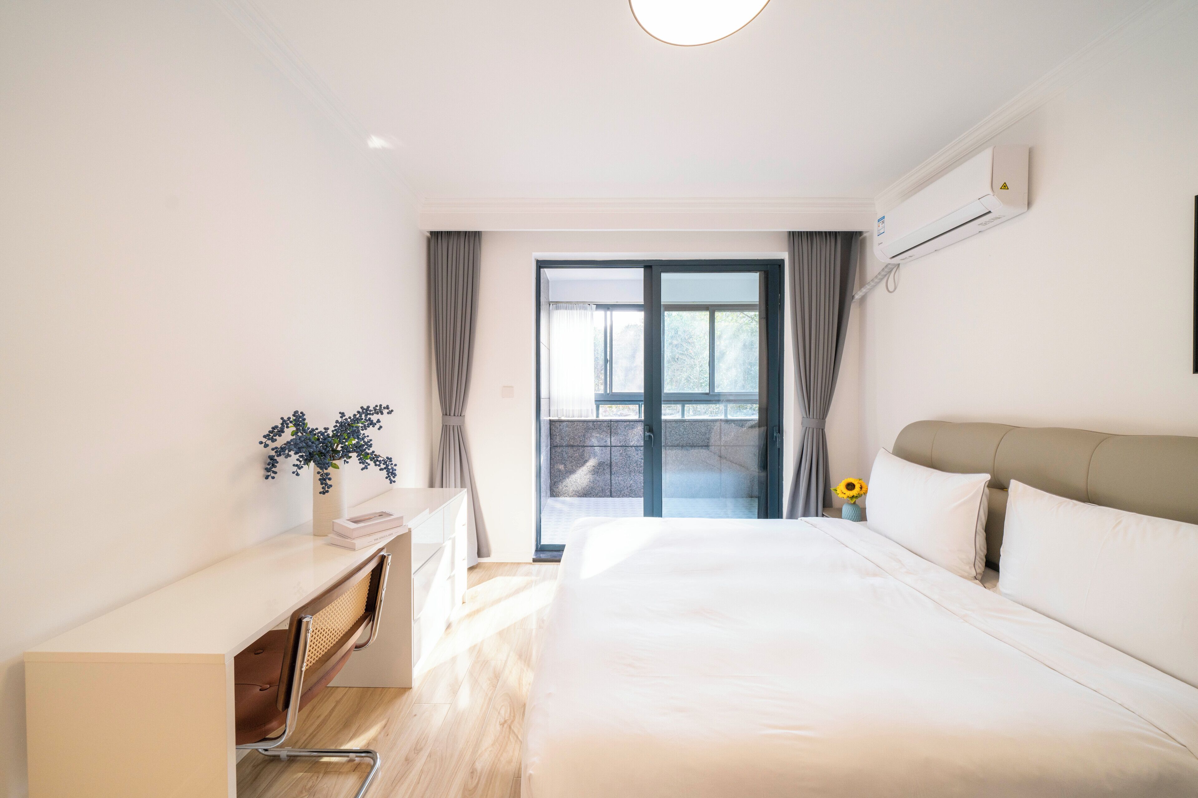 Apartamento superior, 2 quartos, sacada, vista para a cidade | Escrivaninha, espaço de trabalho para notebook, Wi-Fi de cortesia