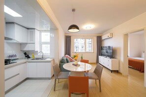 ثلاجة، ميكروويف، موقد طهي مسطح، مستلزمات طهي/أطباق/أوعية