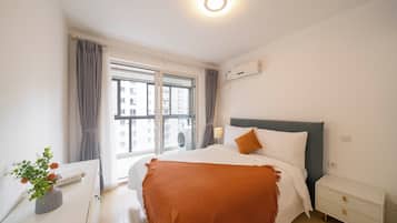 Departamento superior, 2 habitaciones, balcón, vista a la ciudad | Escritorio, espacio para trabajar con laptop y wifi gratis