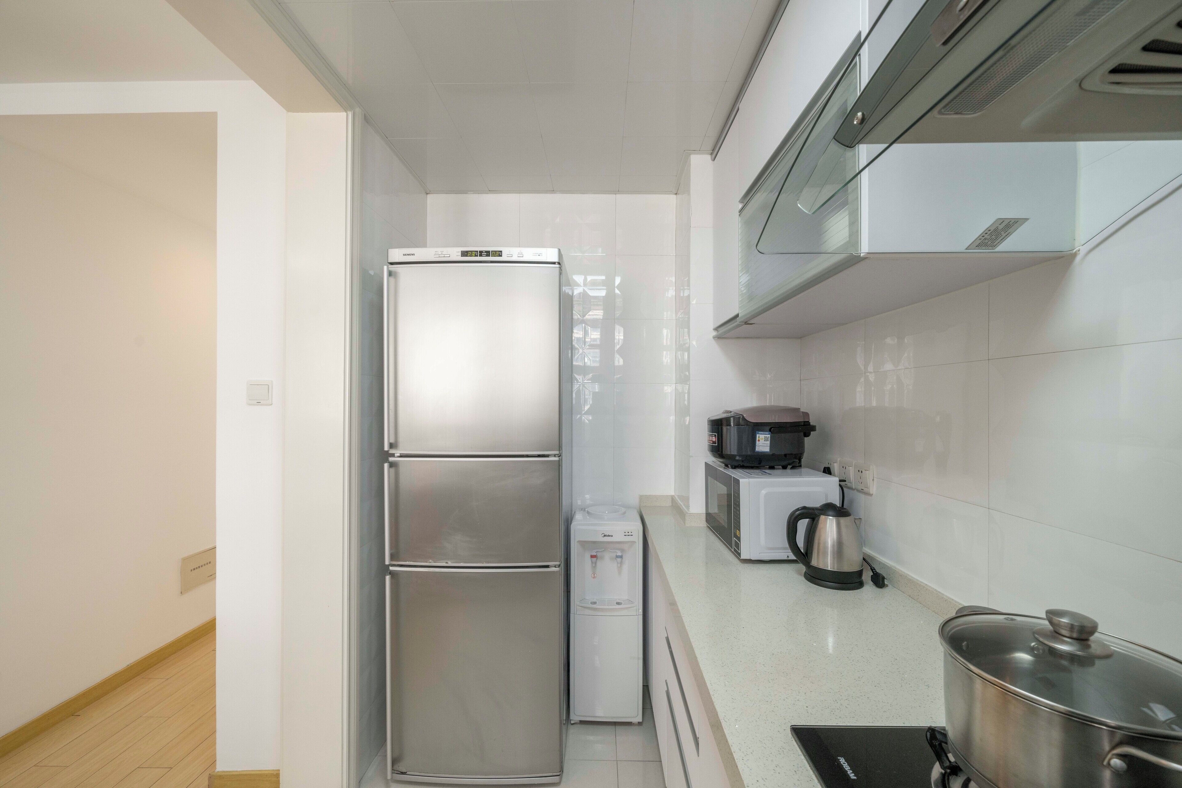 Departamento superior, 2 habitaciones, balcón, vista a la ciudad | Cocina privada | Refrigerador, microondas, parrilla de estufa y utensilios de cocina 