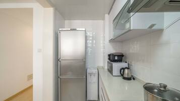 Departamento superior, 2 habitaciones, balcón, vista a la ciudad | Cocina privada | Refrigerador, microondas, parrilla de estufa y utensilios de cocina