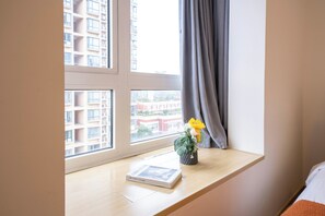 شقة سوبيريور - غرفتا نوم - بشرفة - منظر للمدينة | المنشأة من الداخل