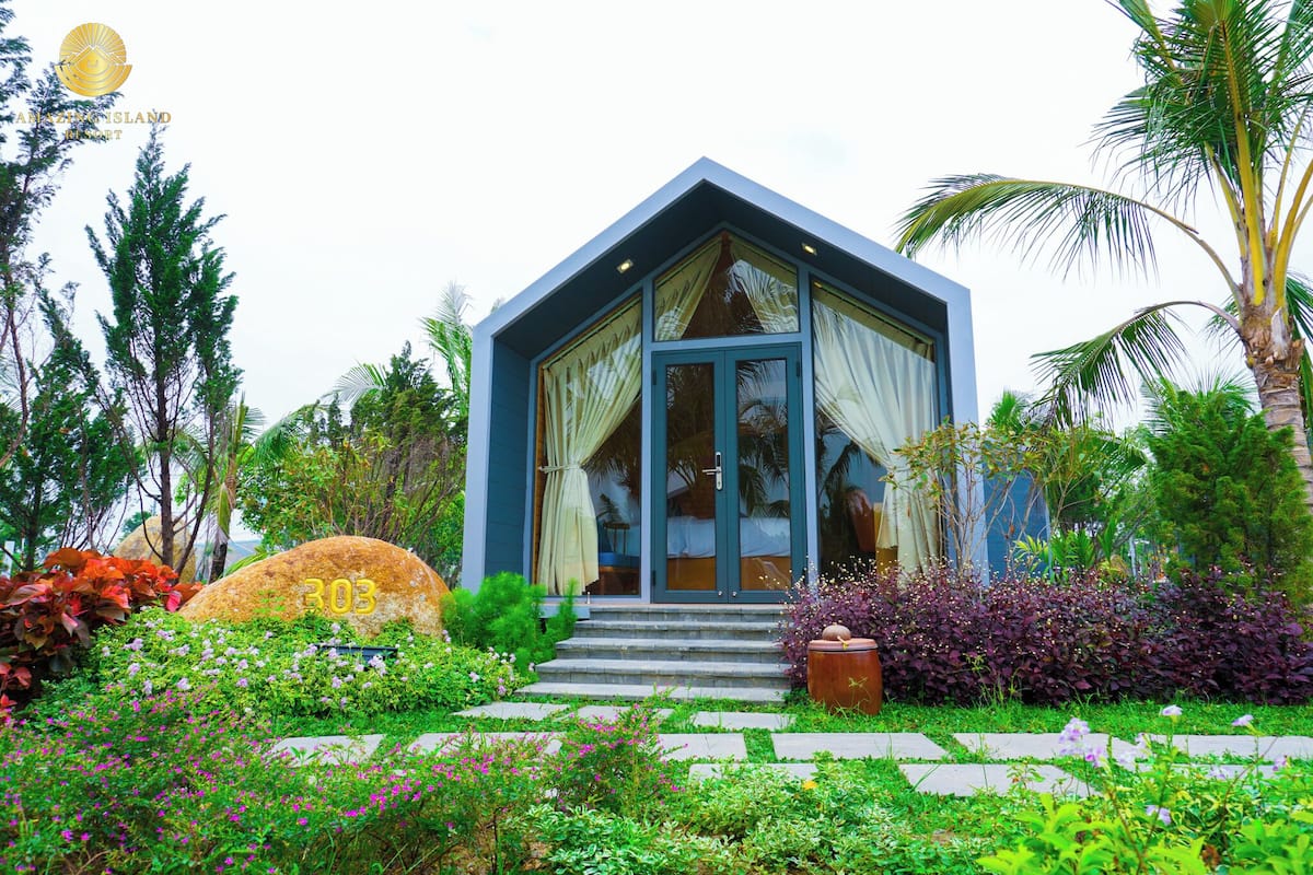 Värdeförvaringsskåp på rummet, skrivbord och strykjärn/strykbräda