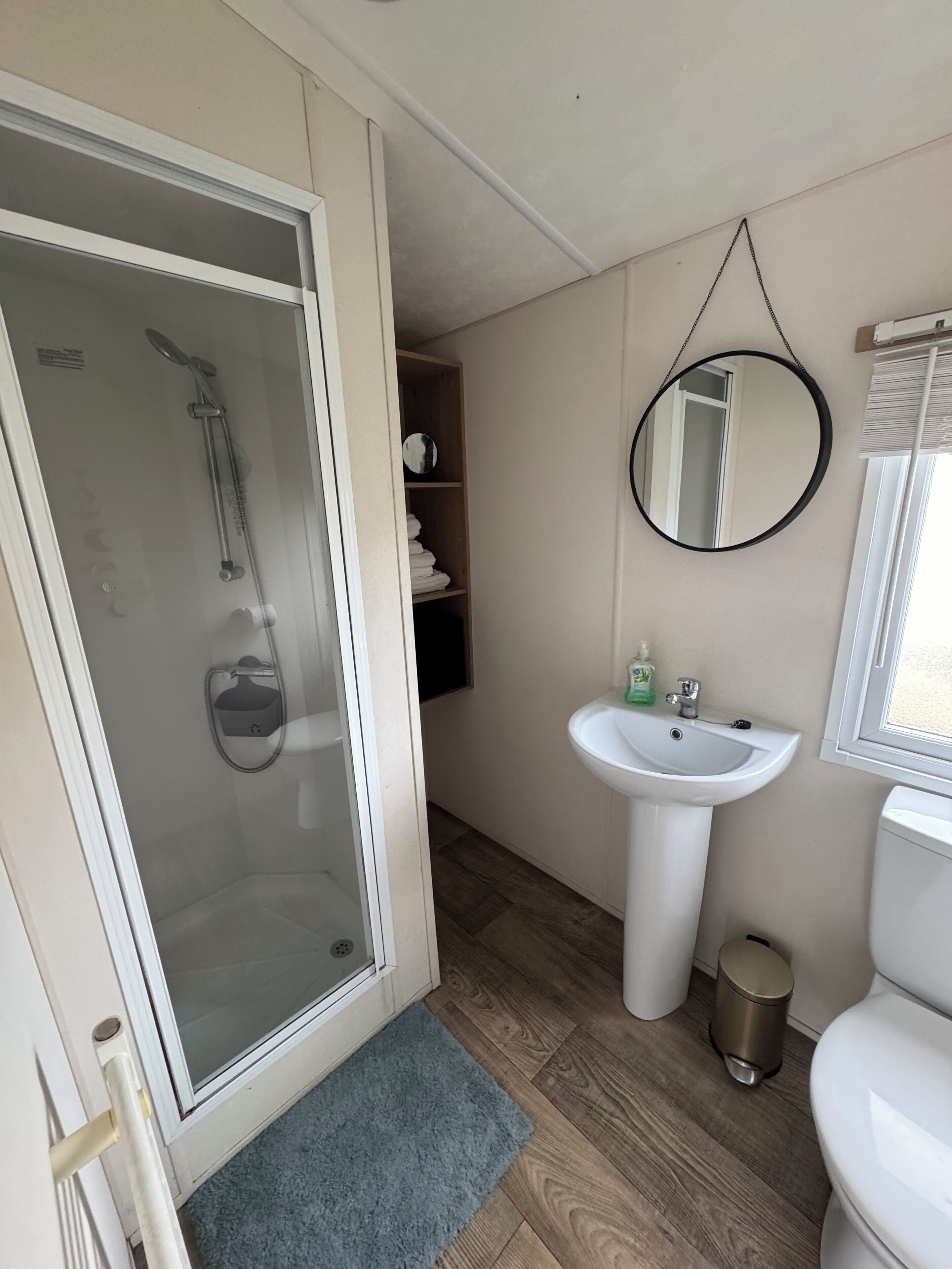 Dusche, Haartrockner, Toilettenpapier