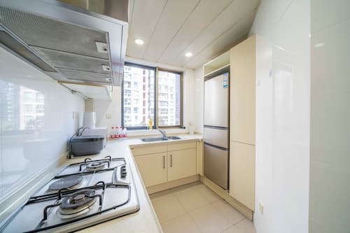 Fridge, microwave, stovetop, cookware/dishes/utensils