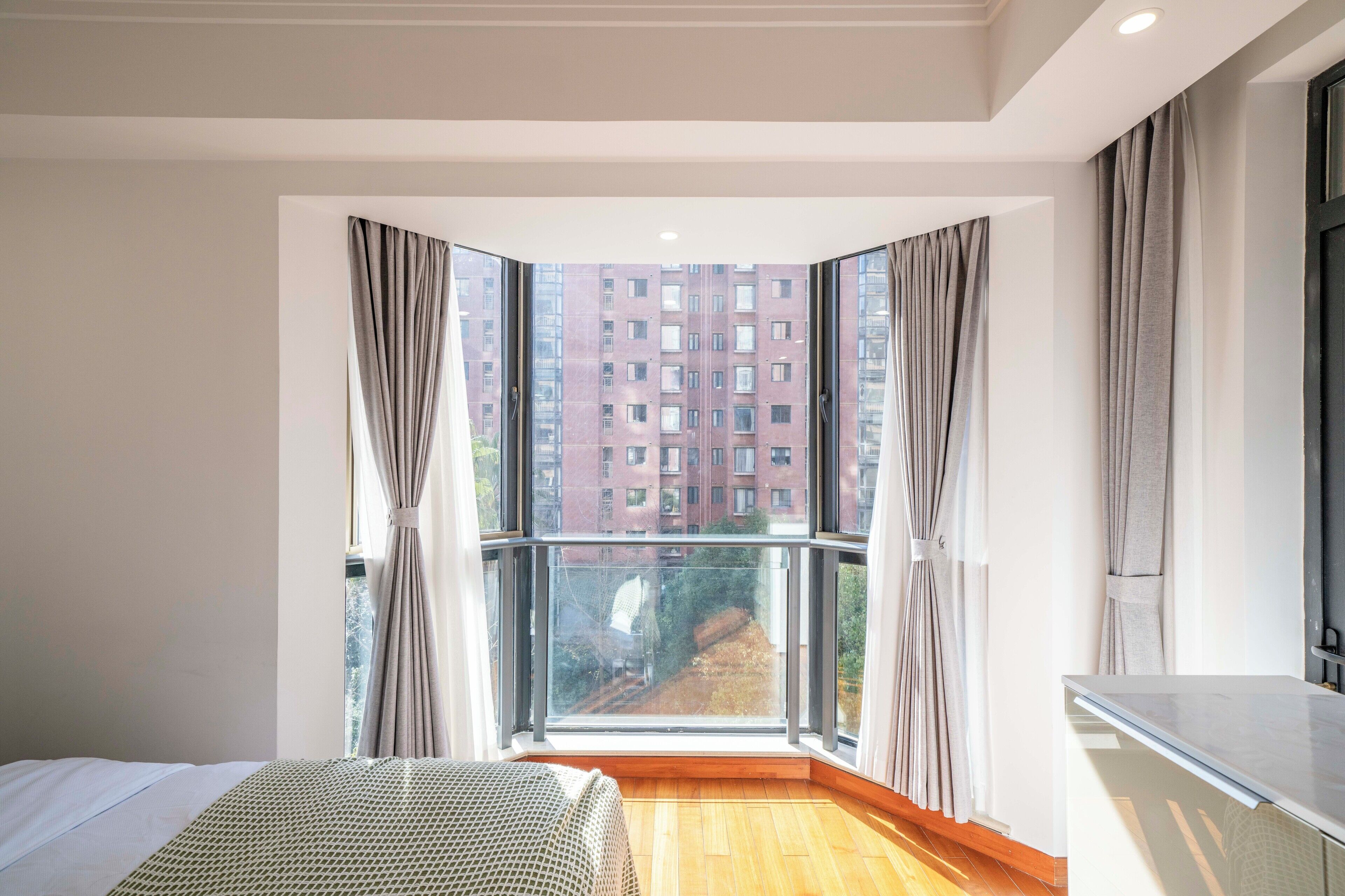 슈피리어 쿼드룸, 침대(여러 개), 발코니, 시내 전망 | 책상, 노트북 작업 공간, 암막 커튼, 방음 설비