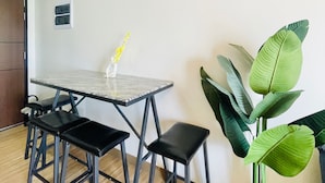Dortoir partagé, 1 chambre, balcon | Salle à manger