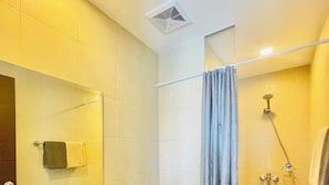 Dortoir partagé, 1 chambre, balcon | Salle de bain