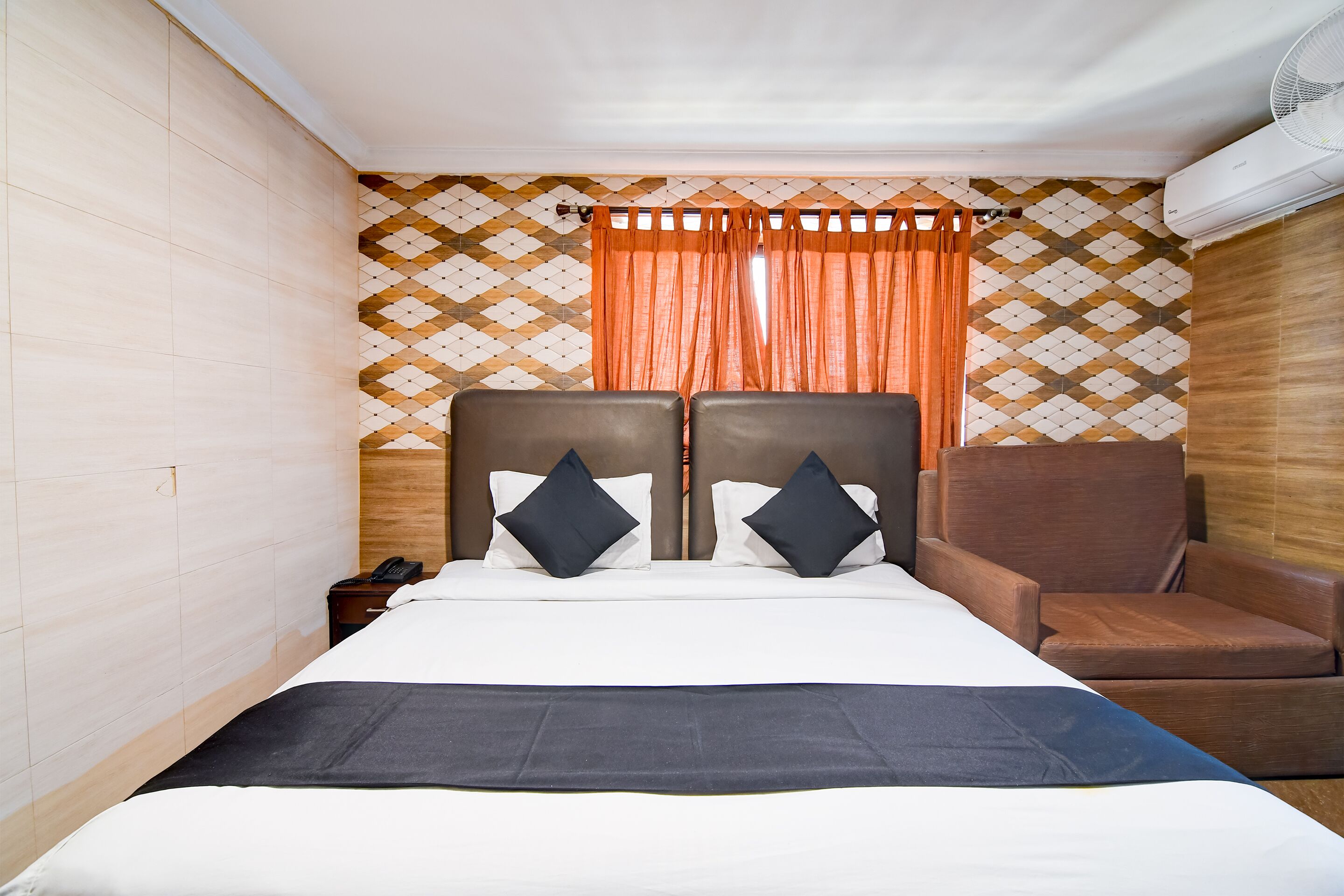 Quarto casal clássico, vista para a cidade | Cofres nos quartos, cortinas blackout, ferros/tábuas de passar roupa