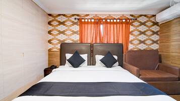 Quarto casal clássico, vista para a cidade | Cofres nos quartos, cortinas blackout, ferros/tábuas de passar roupa