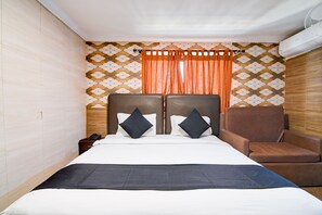 Quarto casal clássico, vista para a cidade | Cofres nos quartos, cortinas blackout, ferros/tábuas de passar roupa