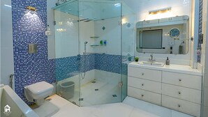 Villa – deluxe | Bad | Dusj, hårføner, såpe og sjampo