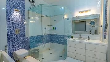 Deluxe Villa | Bathroom | Shower, hair dryer, soap, shampoo