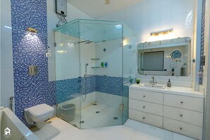 Vila Deluks | Kamar mandi | Shower, pengering rambut, sabun, dan sampo
