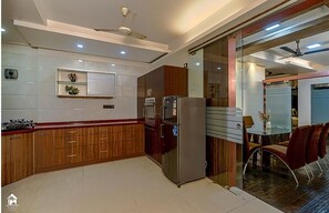 Vila Deluks | Dapur pribadi | Lemari es dan microwave