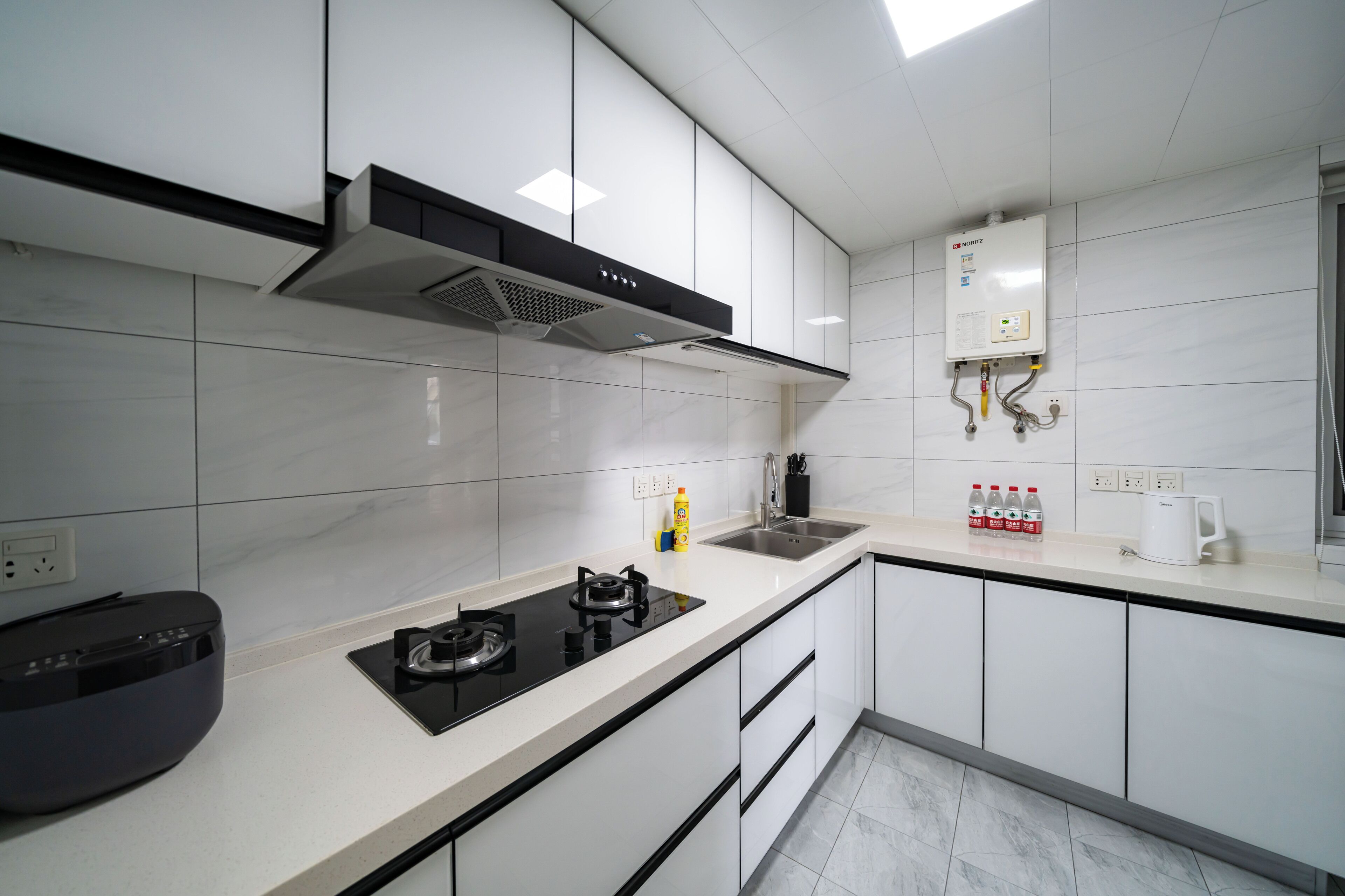 Frigorífico, microondas, placa de cocina y utensilios de cocina