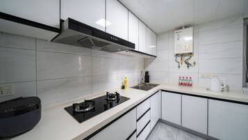 Fridge, microwave, stovetop, cookware/dishes/utensils