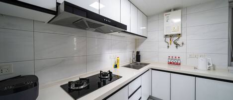 Kylskåp, mikrovågsugn, spishäll och grytor/köksredskap