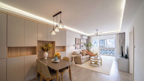 Un salon moderne avec un canapé, une table basse et un coin repas.