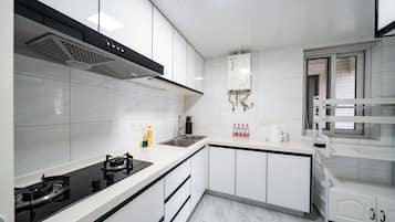 Kjøleskap, mikrobølgeovn, kokeplater og kjøkkenutstyr