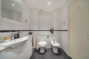 Hair dryer, bidet, towels, soap - Central Mayfair Luxury Apartments (London)