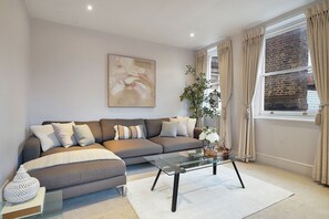 Living area - Central Mayfair Luxury Apartments (London)