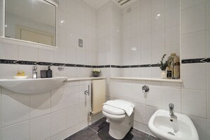 Hair dryer, bidet, towels, soap - Central Mayfair Luxury Apartments (London)