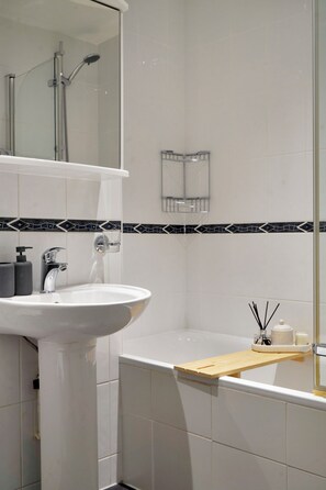 Hair dryer, bidet, towels, soap - Central Mayfair Luxury Apartments (London)