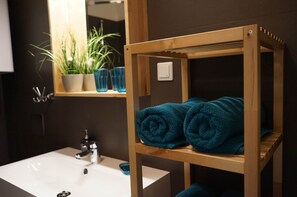 Hair dryer, towels - Stylish New City Apartment (Graz)