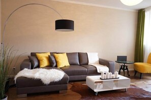 TV - Stylish New City Apartment (Graz)