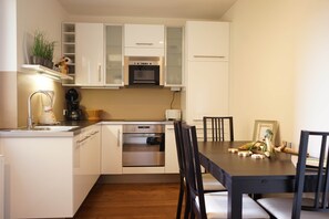 Fridge, microwave, oven, stovetop - Stylish New City Apartment (Graz)