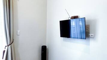 Shared Dormitory, 1 Bedroom, Balcony | Living room