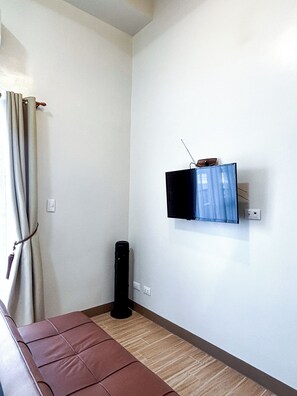 Dormitorio compartido, 1 habitación, balcón | Sala de estar