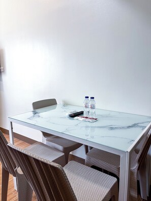 Dormitorio compartido, 1 habitación, balcón | Restauración