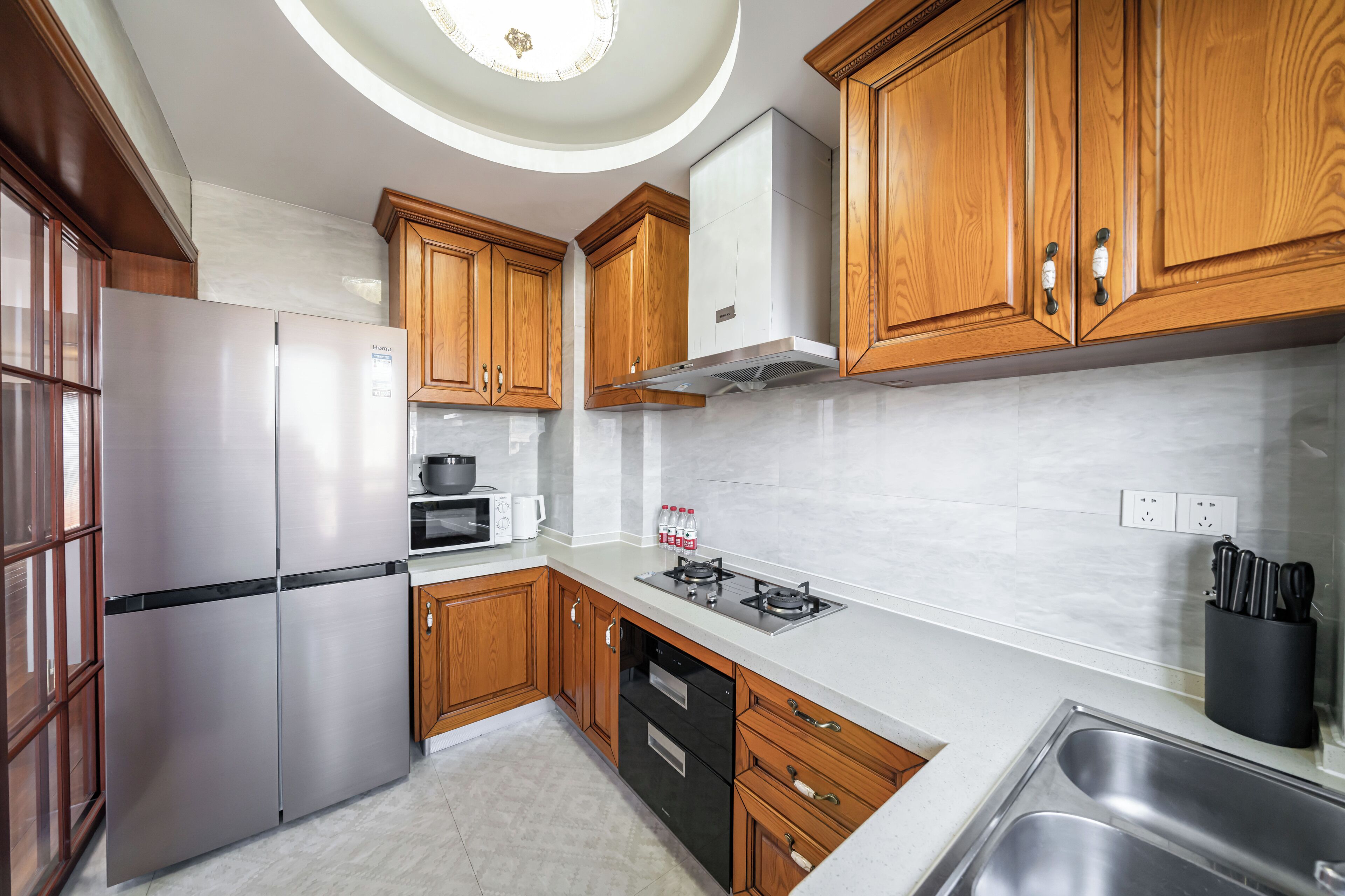 Departamento superior, 2 habitaciones, balcón, vista a la ciudad | Cocina privada | Refrigerador, microondas, parrilla de estufa y utensilios de cocina 