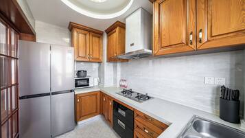 Departamento superior, 2 habitaciones, balcón, vista a la ciudad | Cocina privada | Refrigerador, microondas, parrilla de estufa y utensilios de cocina