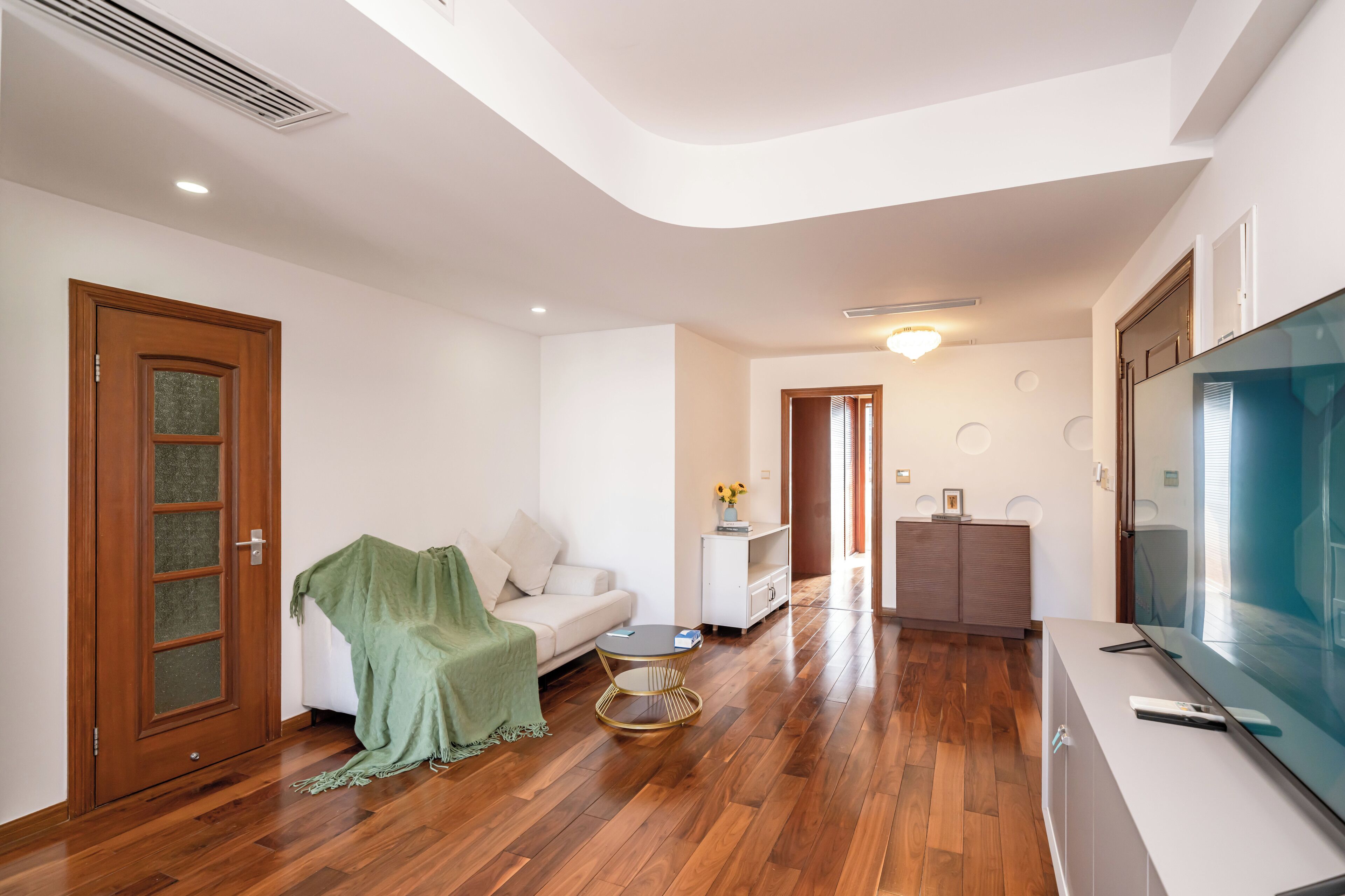 Departamento superior, 2 habitaciones, balcón, vista a la ciudad | Área de sala de estar