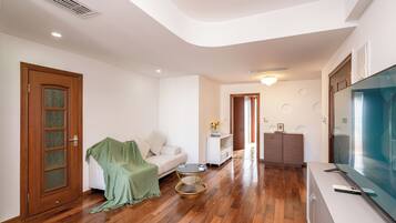 Departamento superior, 2 habitaciones, balcón, vista a la ciudad | Área de sala de estar