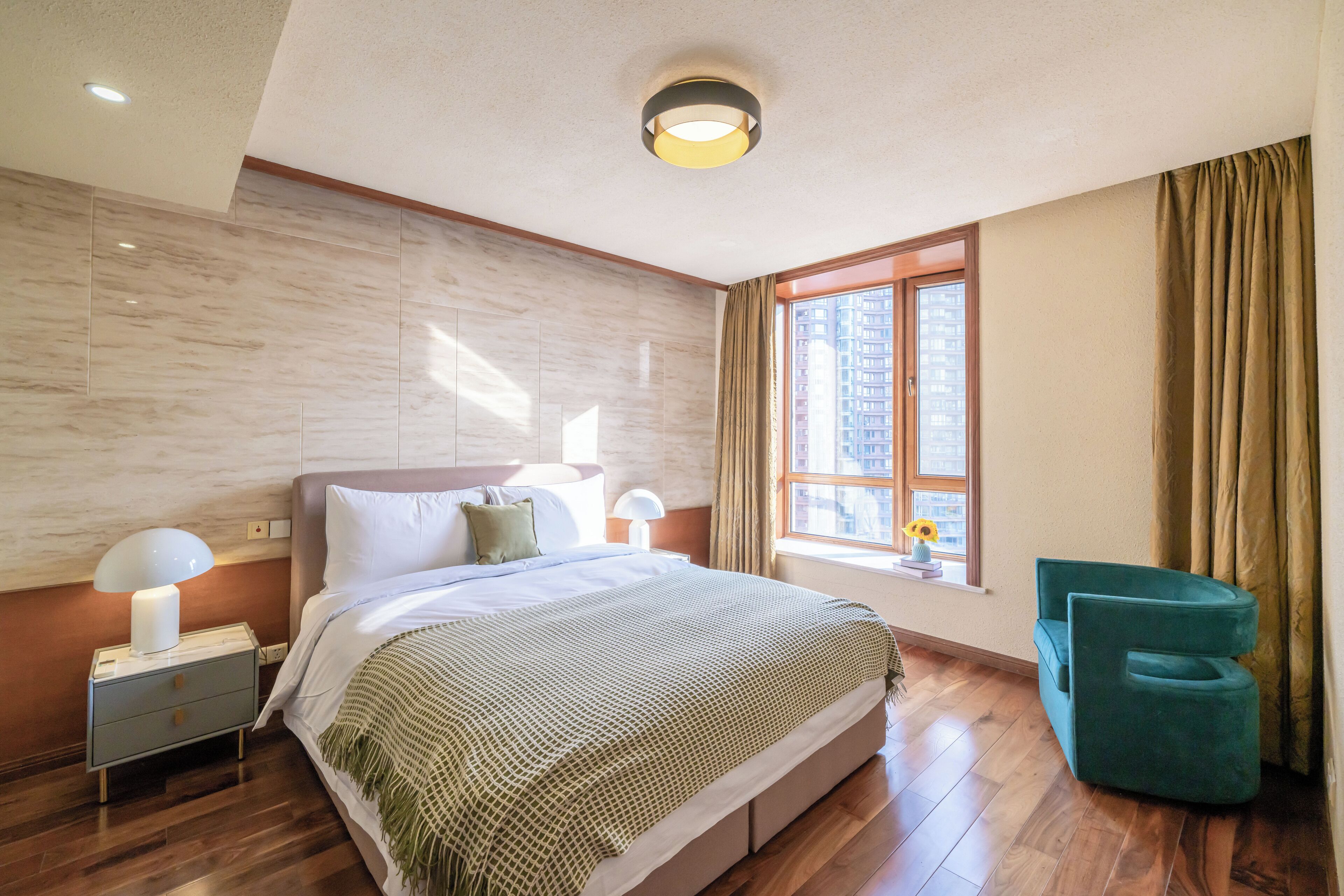 Departamento superior, 2 habitaciones, balcón, vista a la ciudad | Escritorio, espacio para trabajar con laptop y wifi gratis 