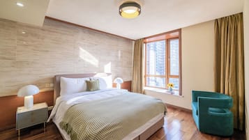 Departamento superior, 2 habitaciones, balcón, vista a la ciudad | Escritorio, espacio para trabajar con laptop y wifi gratis