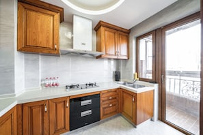 Căn hộ Superior, 2 phòng ngủ, ban công, quang cảnh thành phố | Bếp riêng | Tủ lạnh, lò vi sóng, bếp nấu, dụng cụ nấu nướng/bát dĩa/dao nĩa 