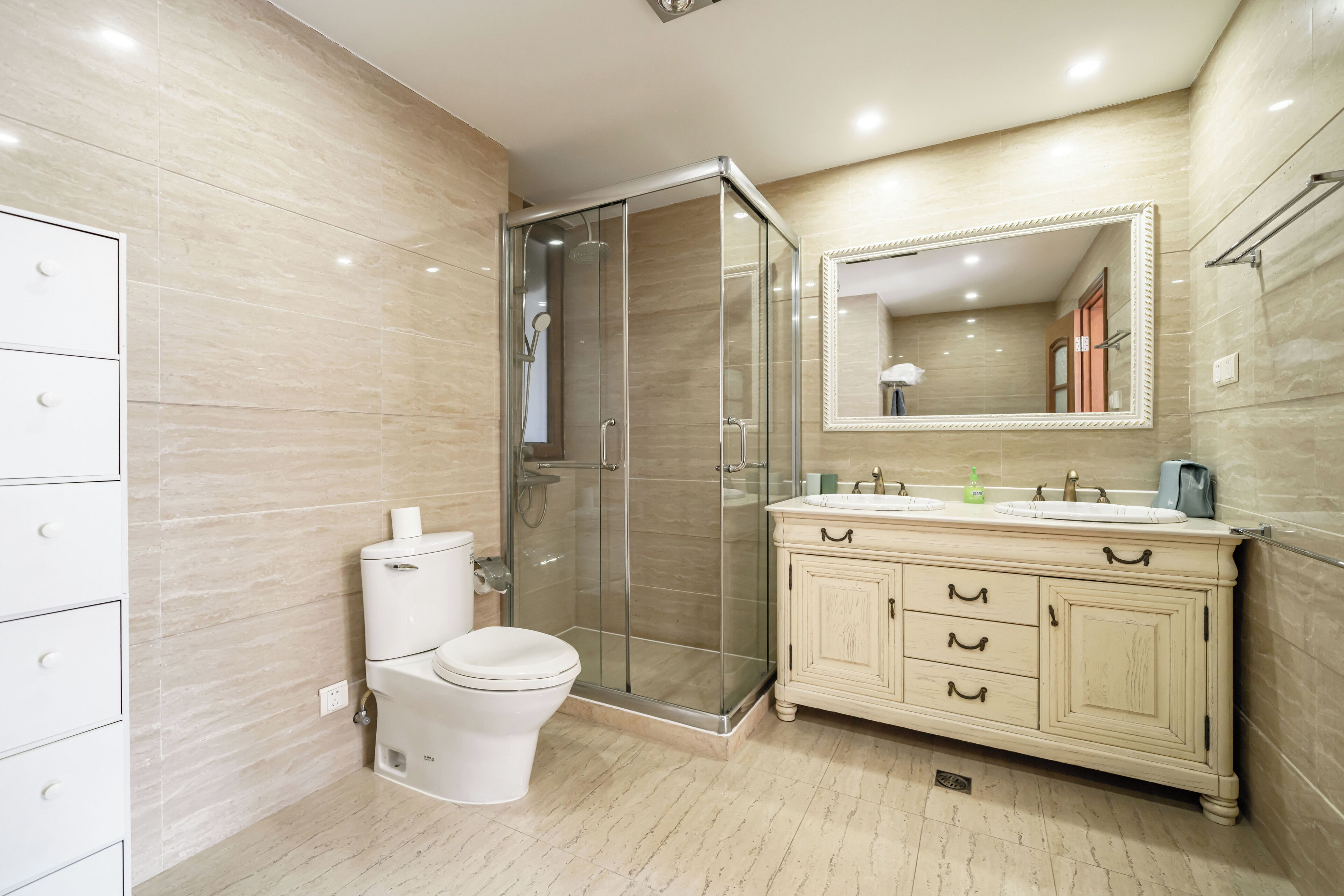 Superior Apartment, 2 Bedrooms, Balcony, City View | Bathroom | Shower, free toiletries, hair dryer, slippers