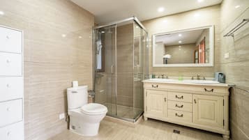 Superior Apartment, 2 Bedrooms, Balcony, City View | Bathroom