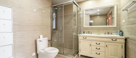 Appartement supérieur, 2 chambres, balcon, vue sur la ville | Salle de bain | Douche, articles de toilette (gratuits), séchoir à cheveux, pantoufles